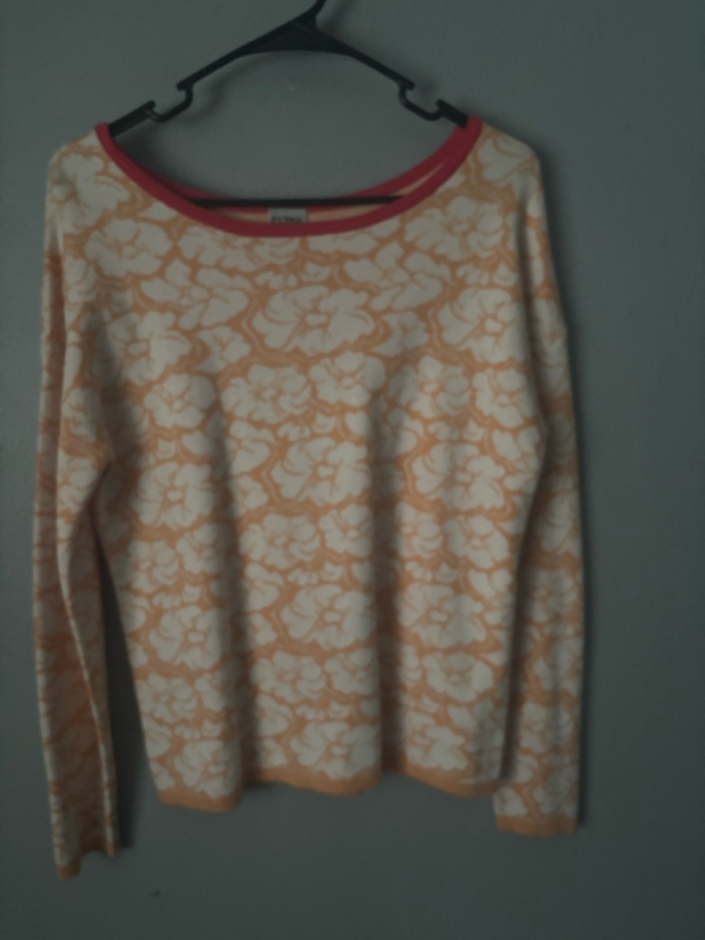 Vintage Floral Sweater Women’s Small Knit Retro cream and peach
